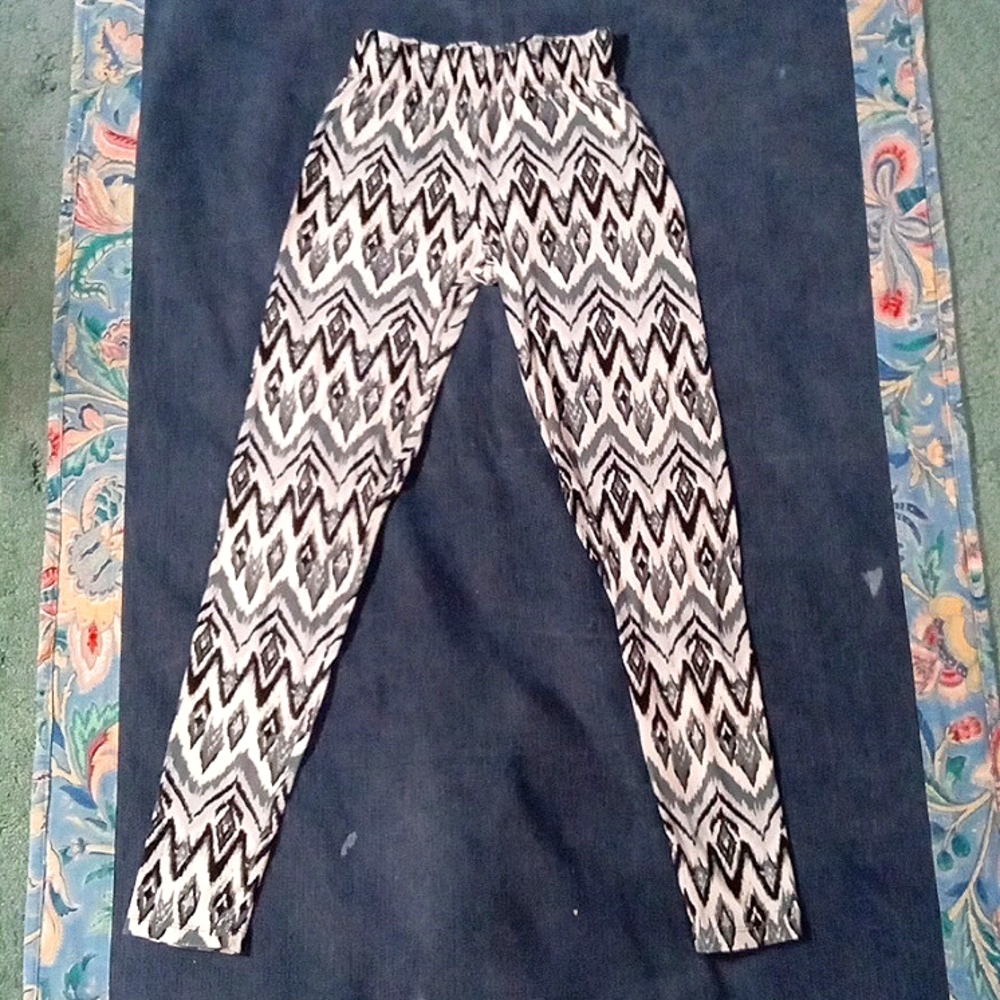RUE21 BLACK/WHITE/GRAY AZTEC PRINT LEGGINGS